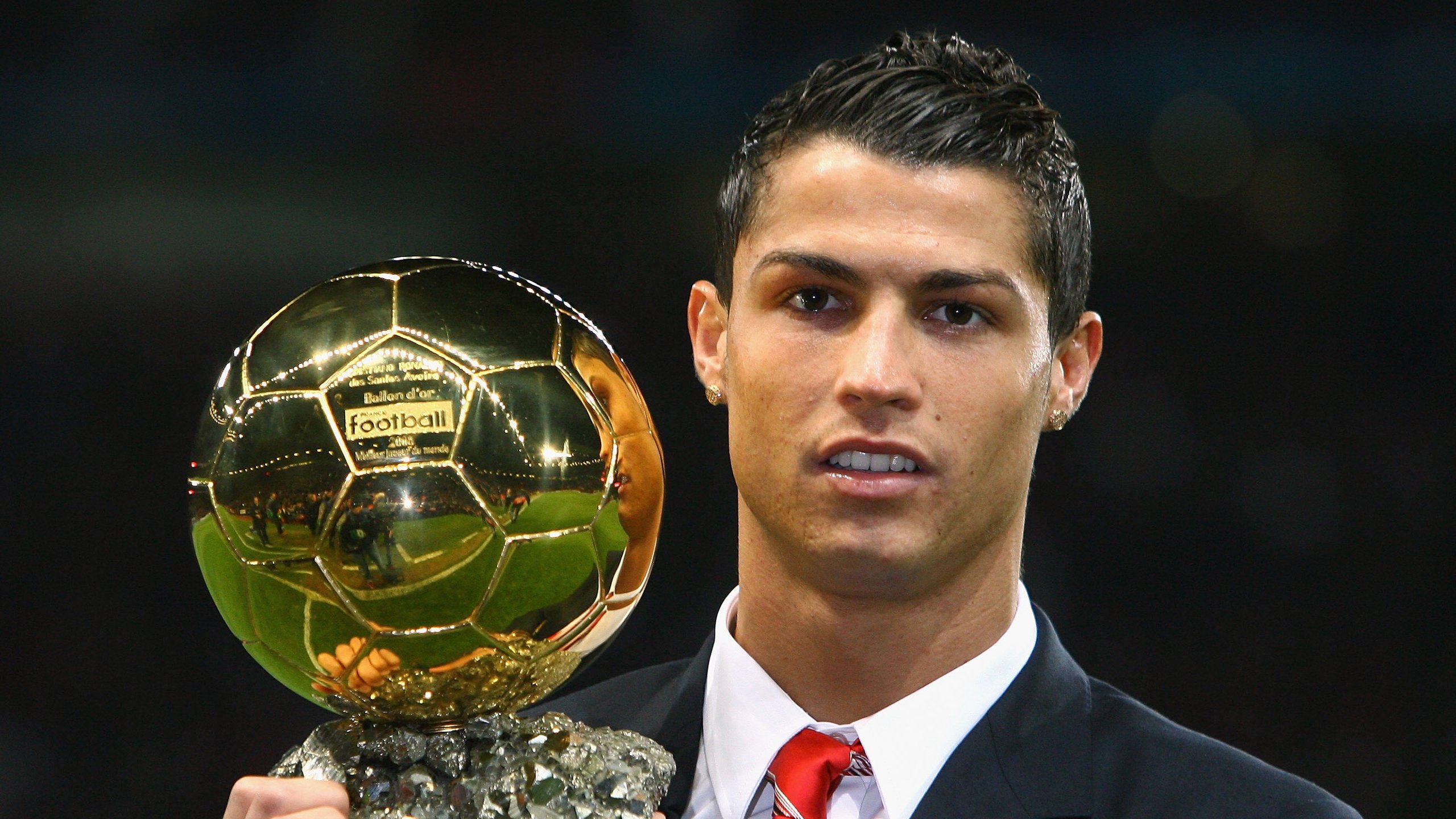 欧冠决赛巅峰对决，皇马绝杀多特蒙德，第15次捧起大耳朵杯